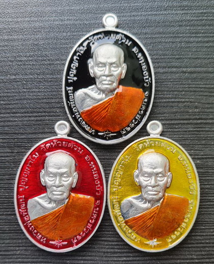 ชนะจนมหาบารมี ๒๕๖๓..ปีกเครื่องบิน ลงยา ๓ เหรียญ..ลพ.พัฒน์ วัดห้วยด้วน จ.นครสวรรค์ / กล่องเดิม