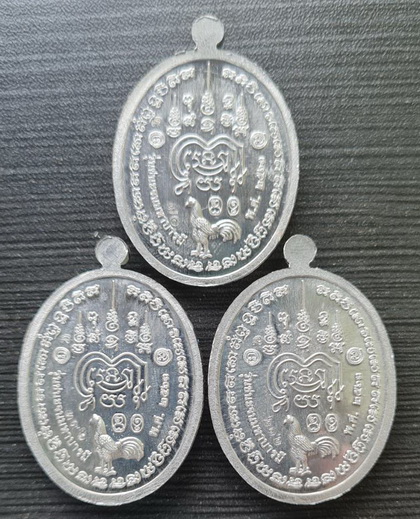 ชนะจนมหาบารมี ๒๕๖๓..ปีกเครื่องบิน ลงยา ๓ เหรียญ..ลพ.พัฒน์ วัดห้วยด้วน จ.นครสวรรค์ / กล่องเดิม