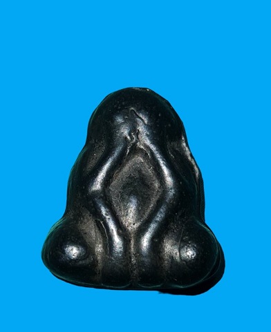 พระปิดตาหลวงปู่ใย วัดระนาม จ.สิงห์บุรี เนื้อเมฆพัด