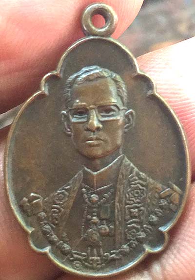 เหรียญในหลวงร.๙ ที่ระลึก ๔ รอบ พศ.๒๕๑๘ เนื้อทองแดง พิมพ์นิยม