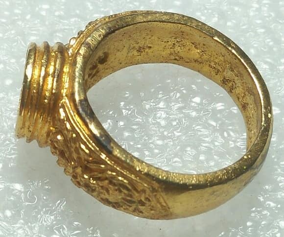 แหวนหลวงพ่อทองสุข  เนื้อกะไหล่ทอง ไม่ทราบวัด 
