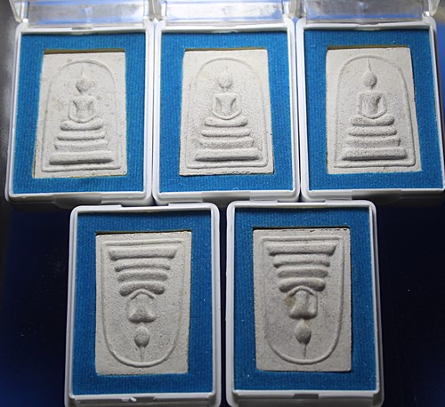 B161พระสมเด็จผงพรายกุมาร หลังยันต์ห้าฝังพลอย ปี 2552 หลวงพ่อสาคร วัดหนองกรับ จำนวน 5 องค์