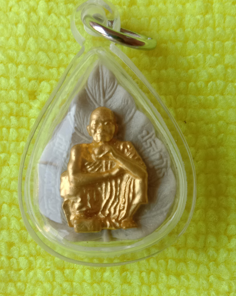 หลวงพ่อคูณ"รุ่นกูป้องกันภัย"เนื้อผงหน้าชุบทองปี39พระดีปีลึกๆชื่อดีเป็นมงคลเลี่ยมพร้อมใช้