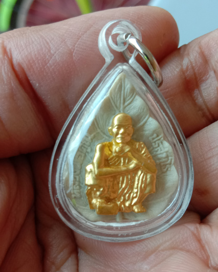 หลวงพ่อคูณ"รุ่นกูป้องกันภัย"เนื้อผงหน้าชุบทองปี39พระดีปีลึกๆชื่อดีเป็นมงคลเลี่ยมพร้อมใช้