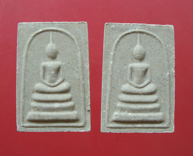 พระสมเด็จผงพรายกุมารหลังยันต์ห้าฝังพลอย ปี 2552 หลวงพ่อสาคร วัดหนองกรับ