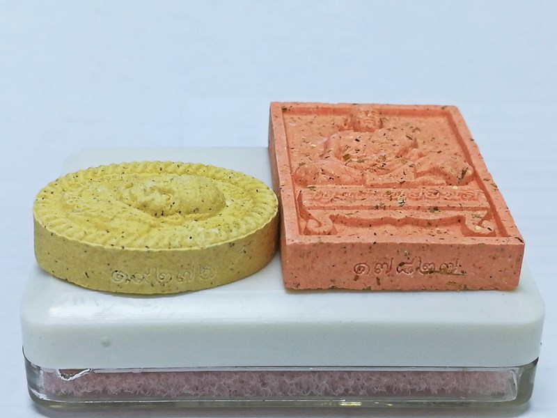 พระผงดวงเศรษฐี ล่ำซำ หลวงปู่อ่อนสี วัดบ้านด่าน สปป.ลาว อายุ 116 ปี 95 พรรษา จำนวน 2 องค์ (1)