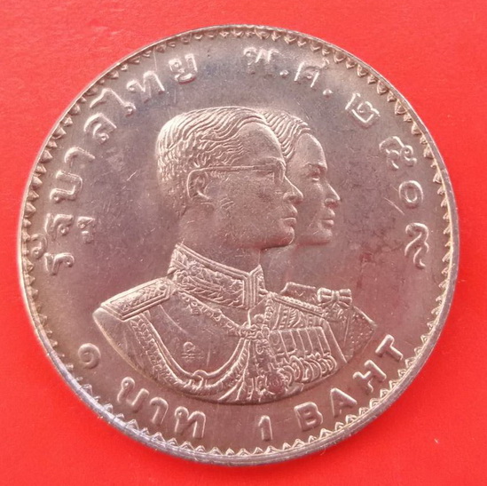 เหรียญกษาปณ์ (ในหลวง-ราชินี) เอเชี่ยนเกมส์ครั้งที่ 5 ปี 2509 ภาพอาจมีการสะท้อนของแสง