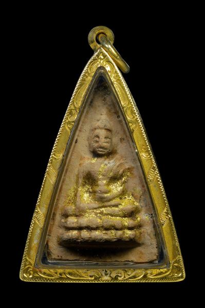 พระพุทโธน้อย คุณแม่บุญเรือนวัดอาวุธฯ พิมพ์ใหญ่ เนื้อดินบล็อกจีวรแซม ปี2494 เลี่ยมทองพร้อมใช้