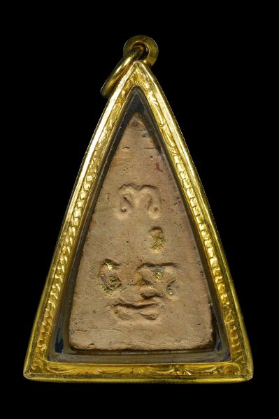 พระพุทโธน้อย คุณแม่บุญเรือนวัดอาวุธฯ พิมพ์ใหญ่ เนื้อดินบล็อกจีวรแซม ปี2494 เลี่ยมทองพร้อมใช้