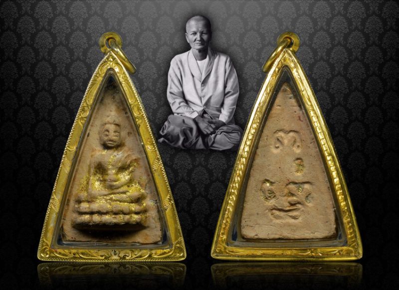 พระพุทโธน้อย คุณแม่บุญเรือนวัดอาวุธฯ พิมพ์ใหญ่ เนื้อดินบล็อกจีวรแซม ปี2494 เลี่ยมทองพร้อมใช้