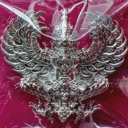 พญาครุฑ รุ่นรวยหมื่นล้าน เนื้อทองขาว หลวงพ่อพัฒน์ ปี63 พิมพ์ใหญ่ ตอกโค๊ตและหมายเลข 953.เคาะเดียวแดง.