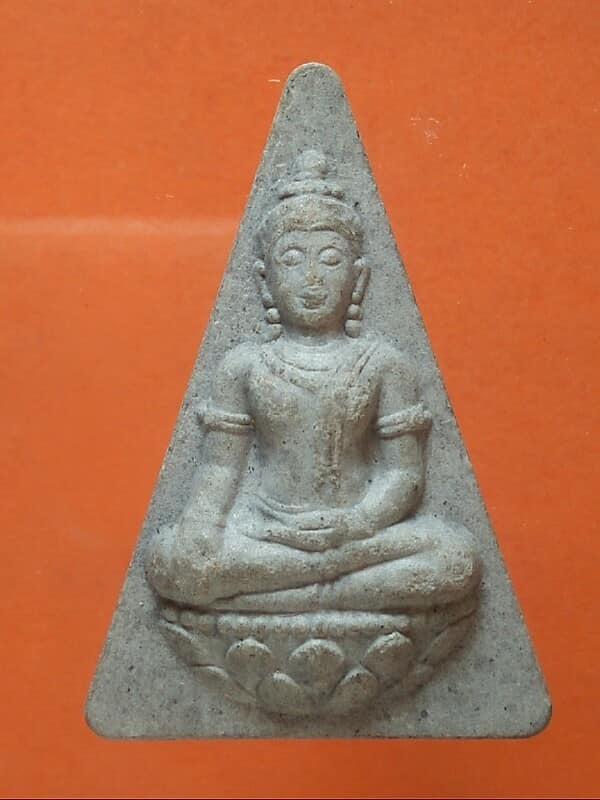 พระนางพญา ๖ รอบ เนื้อเทา 