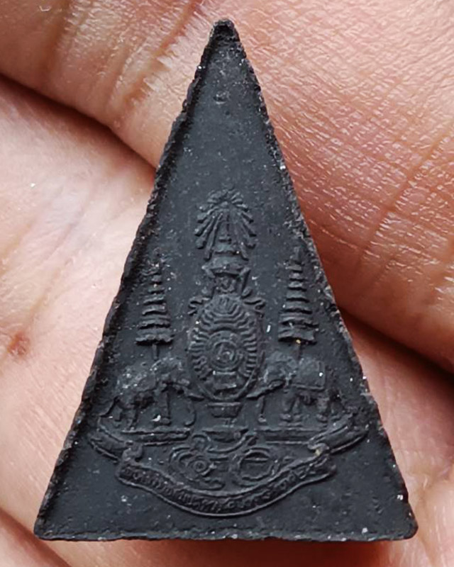 24.พระกำลังแผ่นดิน พิมพ์คะแนน (เล็ก) มวลสารจิตรลดา ในหลวงครองราชครบ 50 พรรษา พ.ศ. 2539 สร้างน้อยหายา