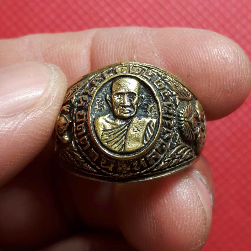 แหวนหลวงพ่อทวดวัดช้างให้ปัตตานีเนื้อทองผสมเหมือนทองเคท้องวงมีจาร เบอร์ 60