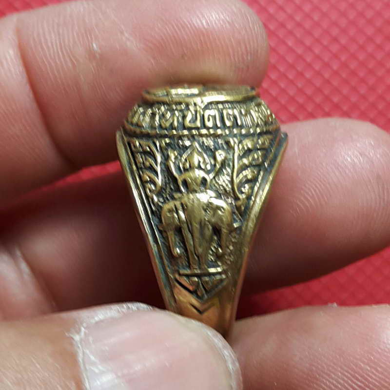 แหวนหลวงพ่อทวดวัดช้างให้ปัตตานีเนื้อทองผสมเหมือนทองเคท้องวงมีจาร เบอร์ 60