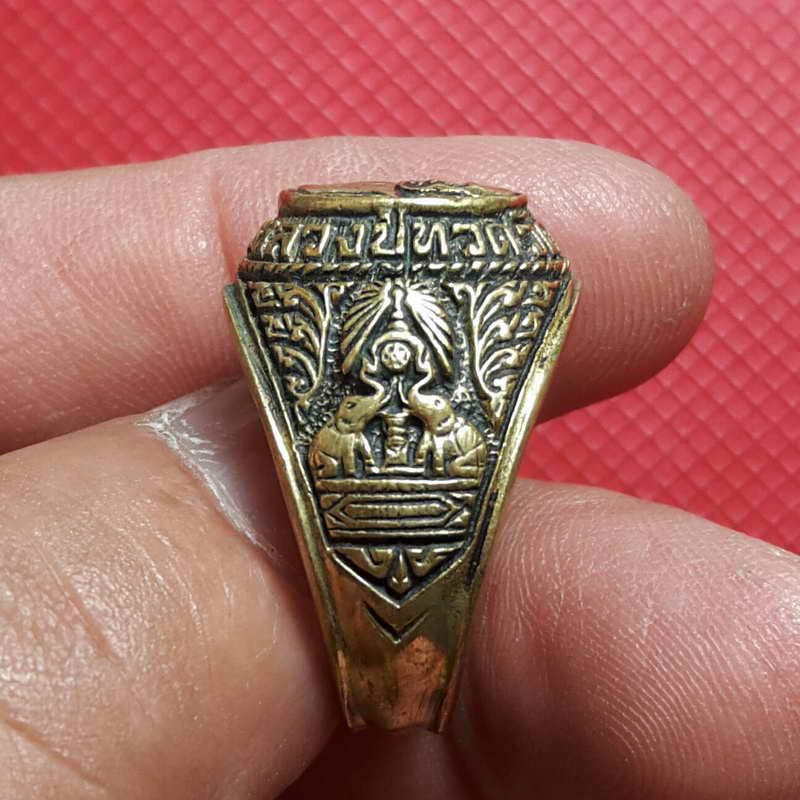 แหวนหลวงพ่อทวดวัดช้างให้ปัตตานีเนื้อทองผสมเหมือนทองเคท้องวงมีจาร เบอร์ 60