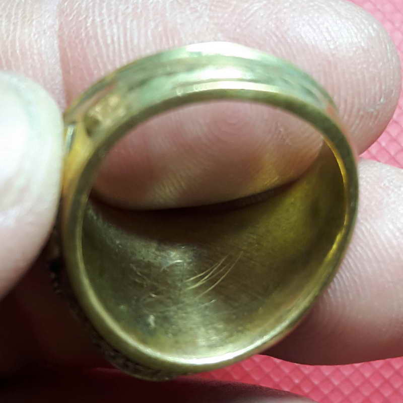 แหวนหลวงพ่อทวดวัดช้างให้ปัตตานีเนื้อทองผสมเหมือนทองเคท้องวงมีจาร เบอร์ 60