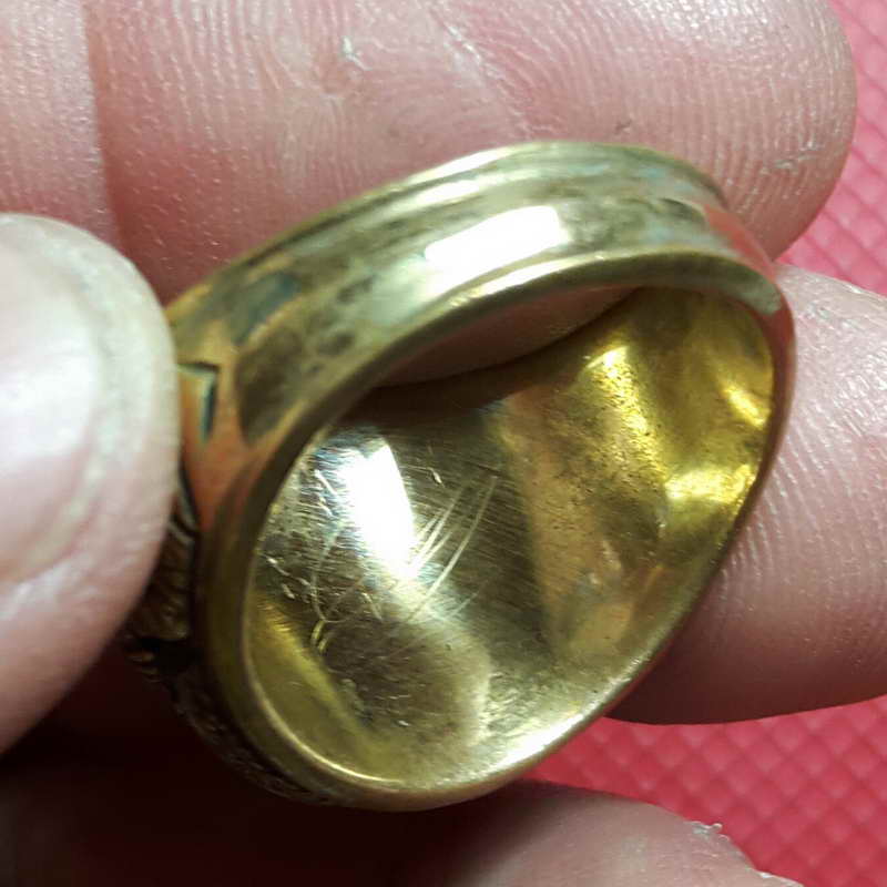 แหวนหลวงพ่อทวดวัดช้างให้ปัตตานีเนื้อทองผสมเหมือนทองเคท้องวงมีจาร เบอร์ 60