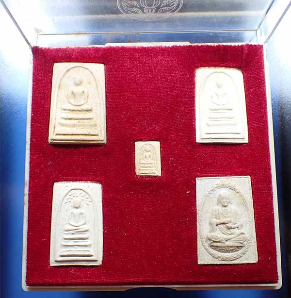 สมเด็จวัดระฆังโฆสิตาราม ๑๑๘ ปี สวยกริ๊บยันกล่องครบชุด ๕ องค์ครับ*226
