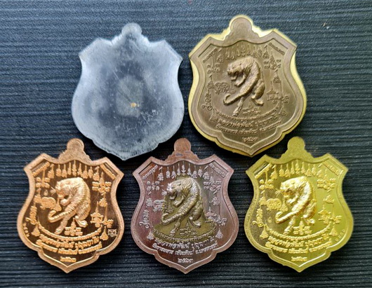 เคาะแรกแดง..พยัคฆ์เจ้าพระยา ๒๕๖๓..คละเนื้อ ๕ เหรียญ..ลพ.พัฒน์ วัดห้วยด้วน จ.นครสวรรค์ / กล่องเดิม