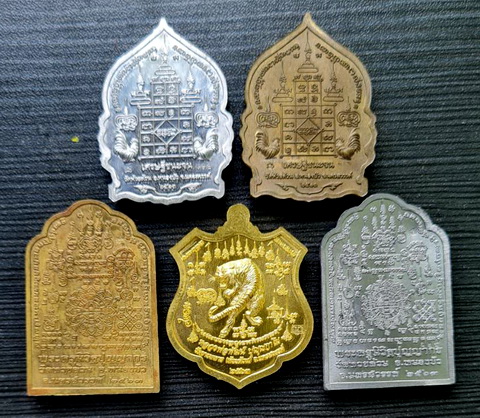 เคาะแรกแดง...ชุดหน้ากาก รวม ๕ เหรียญ...หลวงพ่อพัฒน์ วัดห้วยด้วน จ.นครสวรรค์ / กล่องเดิม