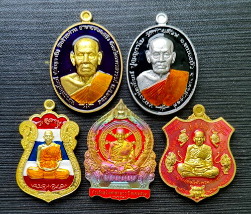 เคาะแรกแดง..คละรุ่นคละเนื้อ ชุดที่ ๑..หลวงพ่อพัฒน์ วัดห้วยด้วน จ.นครสวรรค์ / กล่องเดิม