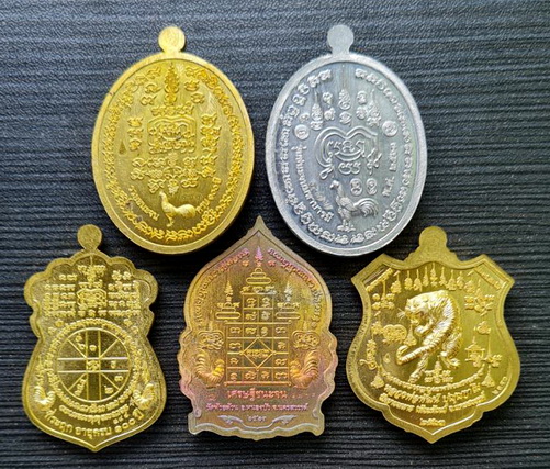 เคาะแรกแดง..คละรุ่นคละเนื้อ ชุดที่ ๑..หลวงพ่อพัฒน์ วัดห้วยด้วน จ.นครสวรรค์ / กล่องเดิม