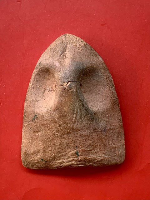 พระเนืื้อดืน ไม่ทราบที่ ( ใช้คล้องคอสัตว์ ) มีรอยร้าวตามรูป