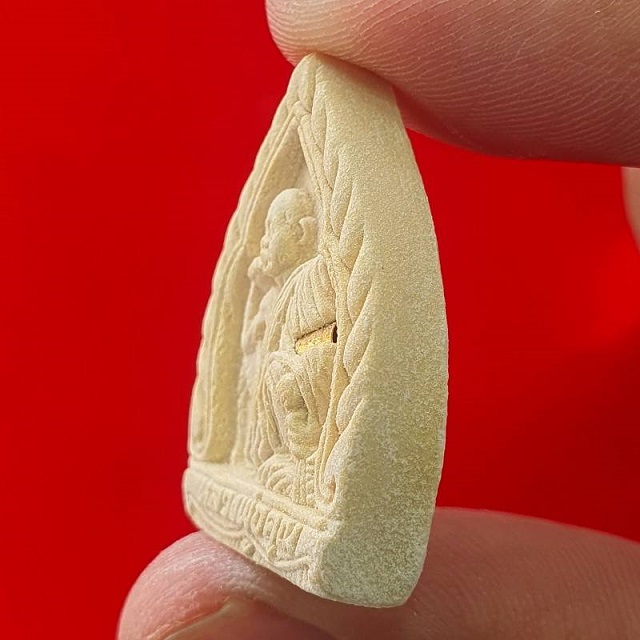 พระผงรุ่นทอดกฐินฝังตะกรุด หลวงพ่อคูณ ปี 2536