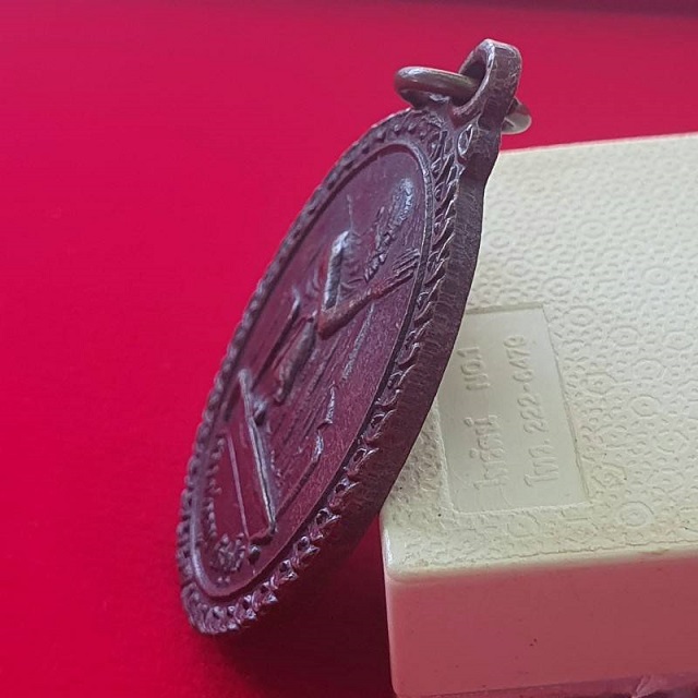 เหรียญที่ระลึกหลวงพ่อคูณ ''เนื้อทองแดงรมดำ'' ปี 2537