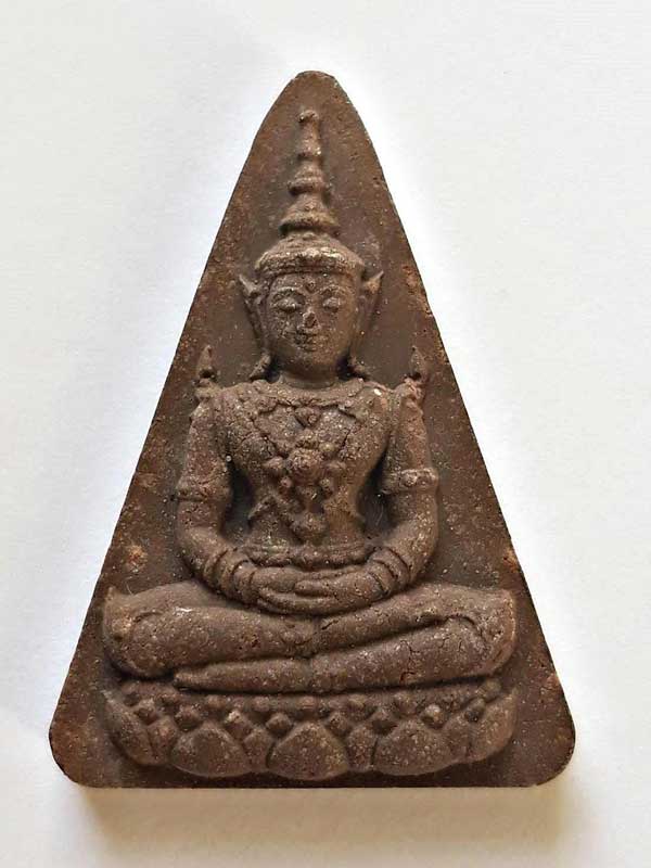 พระแก้วทรงเครื่องจักรพรรดิ์ เนื้อผง หลัง ภปร. สมาคมผู้สูงอายุจัดสร้าง ถวายเนื่องในพระราชพิธีพระชนพรร