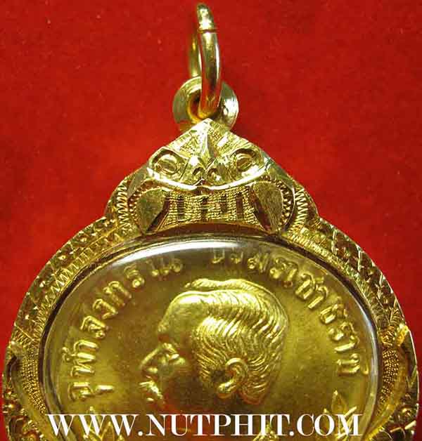 เหรียญเสด็จพ่อรัชกาลที่ ๕ เนื้อทองคำแท้ (๒๒.๒ กรัม) หลัง จปร.สูงค่ามากครับ+เลี่ยมทองแบบตลับ%สูง*291