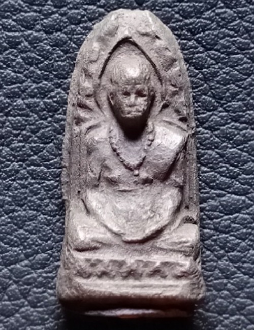 พระผงรูปเหมือน รุ่นแรก (บรรจุเกศา อุดครั่ง) ครูบาพรหมจักร วัดพระพุทธบาทตากผ้า เคาะเดียว