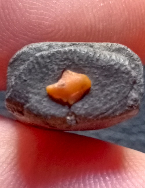 พระผงรูปเหมือน รุ่นแรก (บรรจุเกศา อุดครั่ง) ครูบาพรหมจักร วัดพระพุทธบาทตากผ้า เคาะเดียว