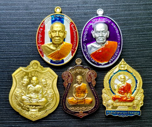 เคาะแรกแดง..คละรุ่น คละเนื้อ ชุดที่ ๓..รวม ๕ เหรียญ..ลพ.พัฒน์ วัดห้วยด้วน จ.นครสวรรค์ / กล่องเดิม