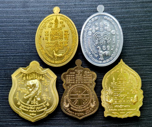 เคาะแรกแดง..คละรุ่น คละเนื้อ ชุดที่ ๓..รวม ๕ เหรียญ..ลพ.พัฒน์ วัดห้วยด้วน จ.นครสวรรค์ / กล่องเดิม