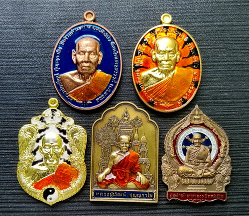 เคาะแรกแดง..คละรุ่น คละเนื้อ ชุดที่ ๔..รวม ๕ เหรียญ..ลพ.พัฒน์ วัดห้วยด้วน จ.นครสวรรค์ / กล่องเดิม