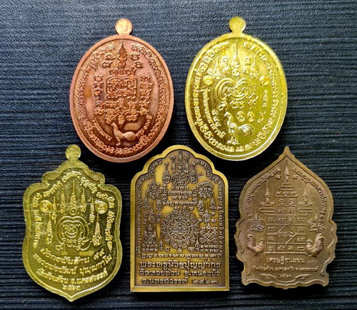 เคาะแรกแดง..คละรุ่น คละเนื้อ ชุดที่ ๔..รวม ๕ เหรียญ..ลพ.พัฒน์ วัดห้วยด้วน จ.นครสวรรค์ / กล่องเดิม