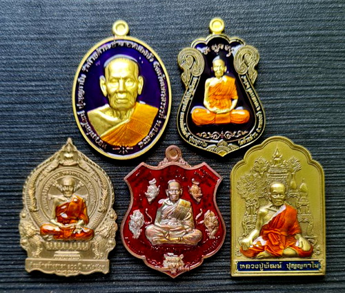 เคาะแรกแดง..คละรุ่น คละเนื้อ ชุดที่ ๕..รวม ๕ เหรียญ..ลพ.พัฒน์ วัดห้วยด้วน จ.นครสวรรค์ / กล่องเดิม