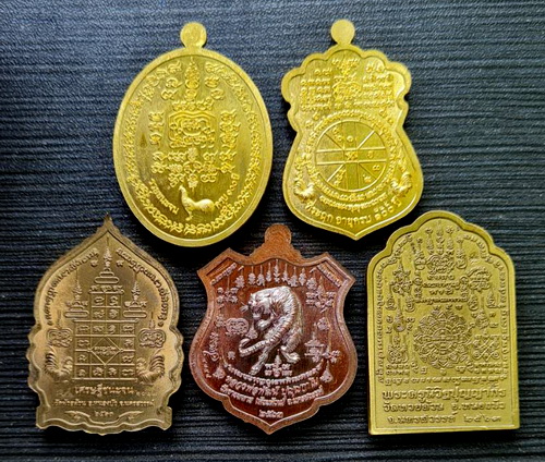 เคาะแรกแดง..คละรุ่น คละเนื้อ ชุดที่ ๕..รวม ๕ เหรียญ..ลพ.พัฒน์ วัดห้วยด้วน จ.นครสวรรค์ / กล่องเดิม