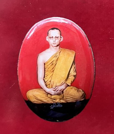 ล็อกเก็ตทรงผนวช ในหลวง ร.9 ฉากสีแดง นิยม หลังอุดเทียนชัย เเผ่นเงิน และจีวร