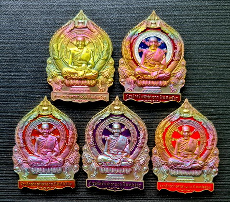 เศรษฐีชนะจน ๒๕๖๓..ปลอกลูกปืนผิวรุ้ง รวม ๕ เหรียญ..ลพ.พัฒน์ วัดห้วยด้วน จ.นครสวรรค์ / กล่องเดิม