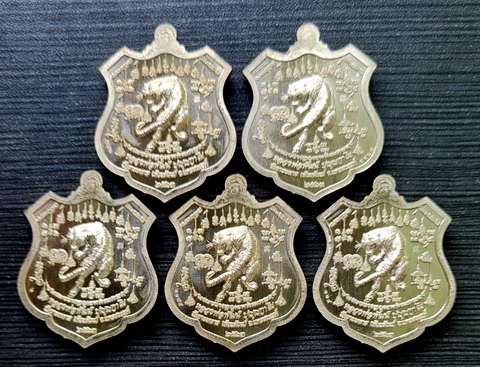 เคาะแรกแดง..พยัคฆ์เจ้าพระยา ๒๕๖๓..อัลปาก้าลงยา ๕ เหรียญ..ลพ.พัฒน์ วัดห้วยด้วน จ.นครสวรรค์..กล่องเดิม