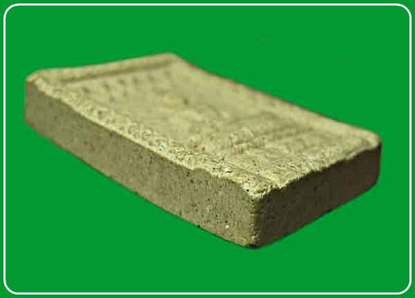 พระผงเนื้อกระเบื้องหลังคาพระวิหาร หลวงพ่อโต พระพุทธไตรรัตนนายก วัดกัลยาณมิตรวรมหาวิหาร ปี2537 กทม.