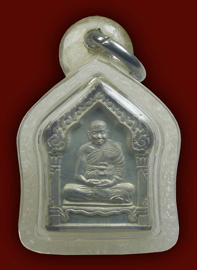 เหรียญห้าเหลี่ยม หลังปลาตะเพียนคู่ เนื้อเงิน หลวงปู่ทิม วัดพระขาว อยุธยา เลี่ยมพร้อมใช้