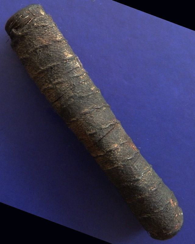 ตะกรุดหนังหน้าผากเสือ ยุคต้น หลวงพ่อเที่ยง วัดม่วงชุม จ.กาญจนบุรี ยาว 3 นิ้ว