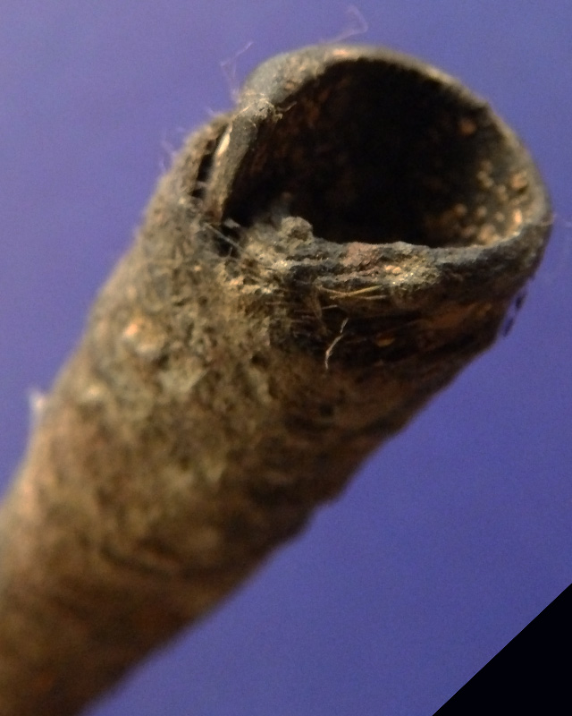 ตะกรุดหนังหน้าผากเสือ ยุคต้น หลวงพ่อเที่ยง วัดม่วงชุม จ.กาญจนบุรี ยาว 3 นิ้ว