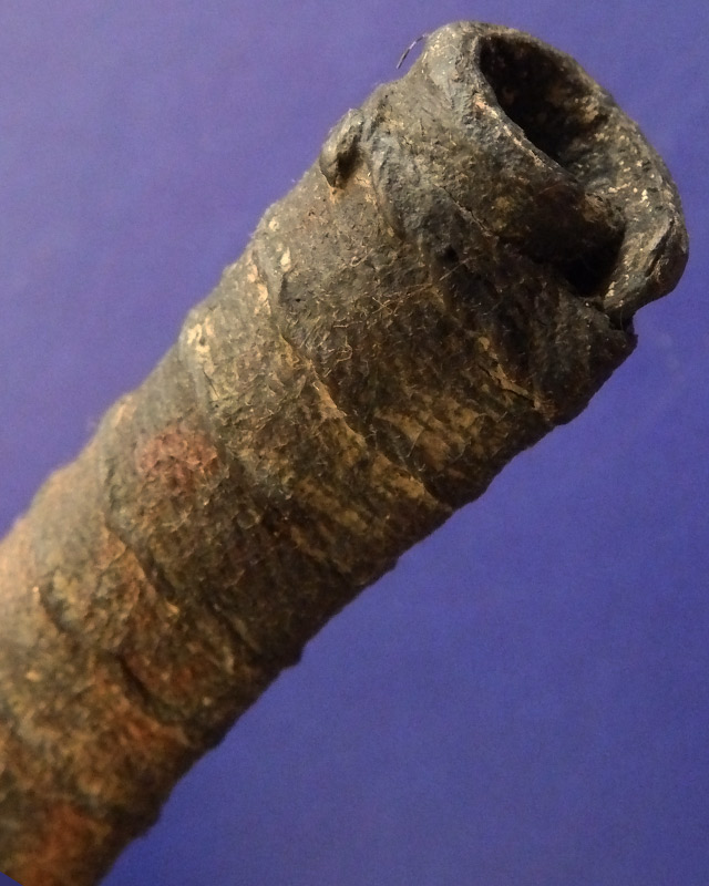 ตะกรุดหนังหน้าผากเสือ ยุคต้น หลวงพ่อเที่ยง วัดม่วงชุม จ.กาญจนบุรี ยาว 3 นิ้ว