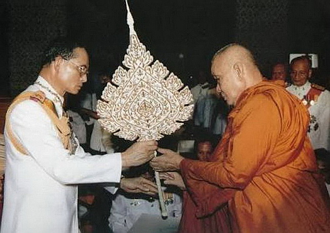 เหรียญหล่อพัดยศเนื้อเงิน หลวงพ่ออุตตมะ วัดวังก์วิเวการาม จ.กาญจนบุรี สวยมากค่ะ