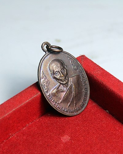 B635เหรียญวันกตัญญูครูบาหล้า วัดป่าตึง ปี 2544  เนื้อทองแดงรมดำ สภาพสวยๆ